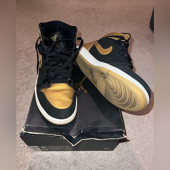 Air Jordan Retro 1s SIZE 8.5 - Picture 4 of 7